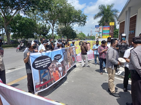 Forum Mahasiswa Pemerhati Hukum Riau melakukan aksi unjuk rasa di Kejati Riau.